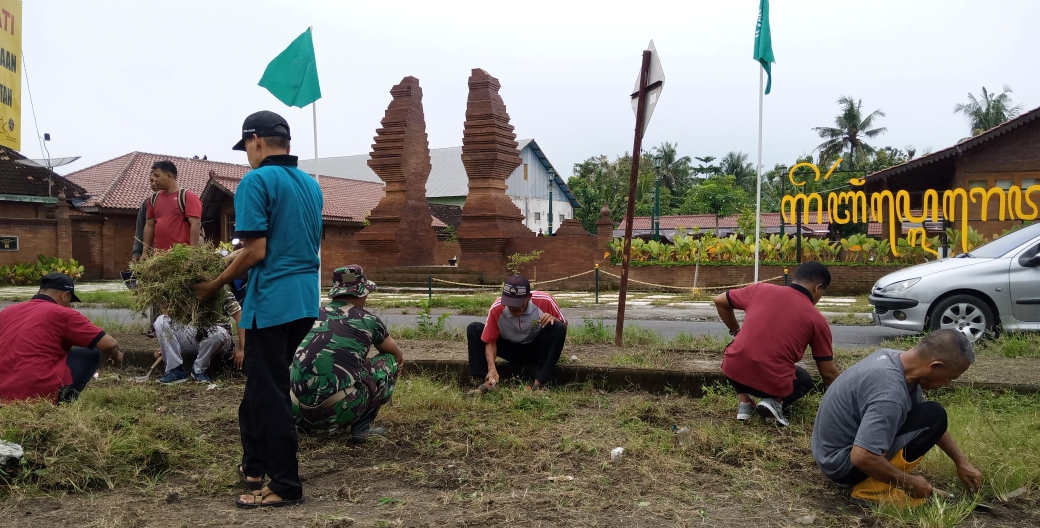 Kerjabhakti Bersih Lingkungan Kantor Kalurahan
